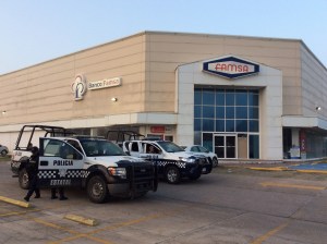 Patrullas del Mando Unico resguardan la tienda comercial FAMSA que fue saqueada.