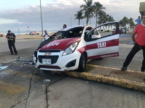 SE IMPACTAN CONTRA UN TAXISTA.
