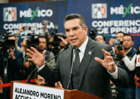 Alejandro Moreno speaking at a press conference accusing Morena of terrorism.