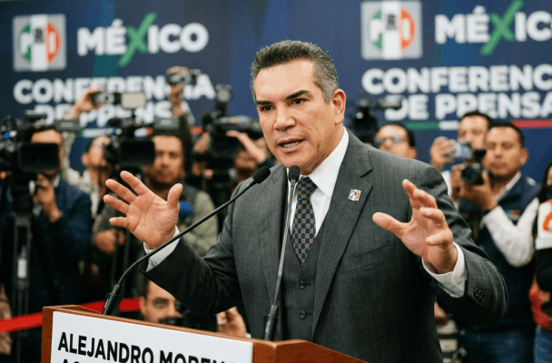 Alejandro Moreno speaking at a press conference accusing Morena of terrorism.
